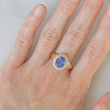 Anello a margherita vintage in oro giallo e bianco 14K con tanzanite (2.10ct ca.) e diamanti (0.30ctw ca.), anni ‘80