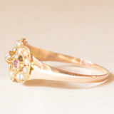 Anello antico in oro giallo 16K con diamante di taglio rosetta, rubini e perline bianche, fine ‘800/inizio ‘900