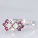 Anello vintage in oro bianco 14K con rubini (0.30ctw ca.) e diamanti di taglio brillante (0.22ctw ca.), anni ‘80