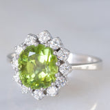 Anello a margherita vintage in oro bianco 14K con peridoto verde (2.60ct ca.) e diamanti di taglio brillante (0.36ctw ca.), anni ‘70/‘80