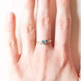 Anello vintage in oro giallo 9K con spinello azzurro sintetico di taglio a cuore (0.50ct ca.) e diamanti (0.03ctw ca.), anni ‘80/‘90