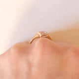 Anello vintage in oro giallo 9K con zaffiro rosa sintetico di taglio a cuore (0.60ct ca.) e diamante, anni ‘90 ca.