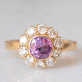 Anello a margherita vintage in oro giallo 18K con zaffiro rosa (1.70ct ca.) e diamanti di taglio brillante (1ctw ca.), anni ‘60/‘70