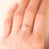 Anello a fiore vintage in oro giallo e bianco 9K con diamanti (0.10ctw ca.), anni ‘70