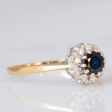 Anello a margherita vintage in oro giallo e bianco 9K con zaffiro (0.30ct ca.) e diamanti (0.10ctw ca.), anni ‘80