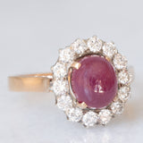 Anello a margherita vintage in oro giallo e bianco 14K con rubino (2.60ct ca.) e diamanti di taglio brillante (0.70ctw ca.), anni ‘60