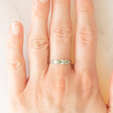 Trilogy vintage in oro bianco 9K con zaffiri verde sintetici (0.80ctw ca.) e diamanti, anni ‘90