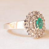 Anello a margherita vintage in oro bianco 18K con smeraldo (0.50ct ca.) e diamanti (0.53ctw ca.), anni ‘60/‘70