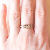 Anello trilogy antico in oro giallo e bianco 14K con diamanti (0.06ctw ca.), anni ‘30/‘40