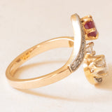 Anello Art Nouveau in oro giallo e bianco 18K con rubino (0.55ct ca.) e diamanti (0.70ctw ca.), fine anni ‘20