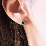 Orecchini a margherita vintage in oro giallo e bianco 14K con zaffiri (0.50ctw ca.) e diamanti di taglio brillante (0.24ctw ca.), anni ‘60