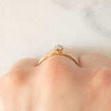 Anello a fascia con fiore centrale in oro giallo 9K con diamanti (0.05ctw ca.), anni ‘70/‘80