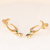 Orecchini a mezzaluna vintage in oro giallo e bianco 14K, con zaffiri, smeraldi e diamanti, anni ‘70/‘80