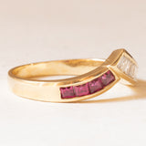Anello vintage a “V” in oro giallo 18K con rubini (0.24ctw ca.) e con diamanti (0.30ctw ca.), anni ‘70/‘80