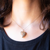 Ciondolo portafoto vintage a forma di cuore con lamina in oro giallo 9K su metallo, anni ‘50/‘60