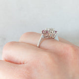 Anello vintage in oro bianco 14K con rubini (0.30ctw ca.) e diamanti di taglio brillante (0.22ctw ca.), anni ‘80