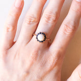 Anello a margherita vintage in oro giallo 9K con opale (1.20ct ca.) e zaffiri (0.44ctw ca.), anni ‘70
