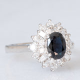 Anello ballerina vintage in oro bianco 14K con zaffiro (0.85ct ca.) e diamanti di taglio brillante (0.50ctw ca.), anni ‘80