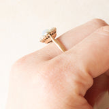 Anello a margherita antico in oro giallo 18K con opale sintetico e perline bianche, primi del ‘900
