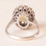 Anello a margherita vintage in oro bianco 14K con opale (1.70ct ca.) e diamanti di taglio brillante (0.40ctw ca.), anni ‘60