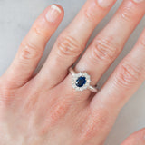 Anello a margherita vintage in oro bianco 14K con zaffiro (1.15ct ca.) e diamanti di taglio brillante (0.48ctw ca.), anni ‘80