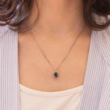 Collana vintage con catenina in oro bianco 14K con ciondolo in oro bianco 14K con zaffiro (1.50ct ca.) e diamanti di taglio brillante (0.30ctw ca.), anni ‘70