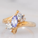 Anello bypass in oro giallo 9K con tanzaniti (0.91ctw ca.) e zaffiri bianchi