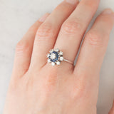 Anello a fiore vintage in oro bianco 14K con zaffiri (0.32ctw ca.) e diamanti di taglio brillante (0.84ctw ca.), anni ‘70