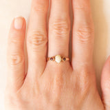 Trilogy vintage in oro giallo 9K con opale (0.40ct ca.) e granati (0.06ctw ca.), anni ‘70