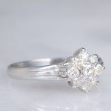 Anello a fiore vintage in platino con diamanti di taglio brillante (0.32ctw), anni ‘70/‘80