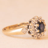 Anello a margherita vintage in oro giallo 9K con zaffiro (0.35ct ca.) e diamanti (0.14ctw ca.), anni ‘70/‘80