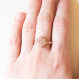 Anello a fiore vintage in oro giallo 10K con zaffiri rosa sintetici (1.20ctw ca.) e zaffiri bianchi, anno 1992