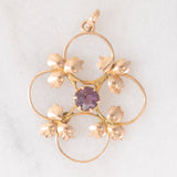 Pendente antico lavalier in oro giallo 9K con pasta di vetro viola e con decorazioni a forma di foglie, anni ‘10