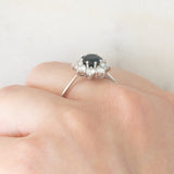 Anello a margherita vintage in oro bianco 18K con zaffiro (1.20ct ca.) e diamanti di taglio brillante (0.80ctw ca.), anni ‘70