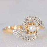 Anello tourbillion antico francese in oro giallo 18K con perla bianca e diamanti di taglio rosetta, anni ‘30