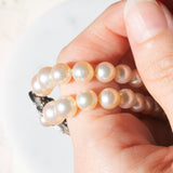 Collana vintage con filo di perle bianche e con decorazioni in oro bianco 18K e 14K con diamanti (1.20ctw ca.) e zaffiro (0.40ct ca.), anni ‘60