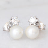 Orecchini vintage in oro bianco 18K con perle bianche e diamanti di taglio brillante (0.50ctw ca.)