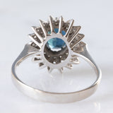 Anello a margherita vintage in oro bianco 14K con zaffiro (2ct ca.) e diamanti (0.54ctw ca.), anni ‘70/‘80