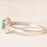 Anello a margherita vintage in oro bianco 9K con smeraldo (0.35ct ca.) e diamanti (0.15ctw ca.), anni ‘90