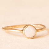 Solitario vintage in oro giallo 9K con opale (0.25ct ca.), anno 1976