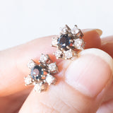 Orecchini a margherita vintage in oro bianco 14K con zaffiri (0.80ctw ca.) e diamanti di taglio brillante (0.72ctw ca.), anni ‘70