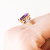 Anello da cocktail vintage in oro giallo 9K con ametista (3.50ct ca.) e diamanti (0.12ctw ca.), anni ‘60/‘70