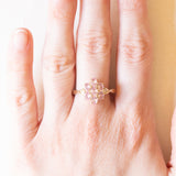 Anello a fiore vintage in oro giallo 10K con zaffiri rosa sintetici (1.20ctw ca.) e zaffiri bianchi, anno 1992