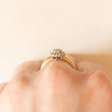 Anello a margherita vintage in oro giallo e bianco 9K con acquamarina (0.40ct ca.) e diamanti (0.08ctw ca.), anni ‘80/‘90