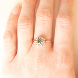 Anello a margherita vintage in oro giallo e bianco 9K con zaffiro (0.25ct ca.) e diamanti (0.06ctw ca.), anni ‘60