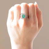 Anello a margherita francese vintage in platino e in oro bianco 18K con smeraldo (0.90ct ca.) e diamanti (0.70ctw ca.), anni ‘50/‘60