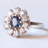 Anello a margherita vintage in oro bianco 14K con zaffiro (0.65ct ca.) e diamanti di taglio brillante (0.40ctw ca.), anni ‘70