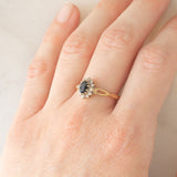 Anello a margherita vintage in oro giallo e bianco 9K con zaffiro (0.60ct ca.) e diamanti (0.06ctw ca.), anno 1988