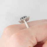 Anello a margherita vintage in oro bianco 18K con zaffiro (1.90ct ca.) e diamanti di taglio brillante (0.75ctw ca.), anni ‘70