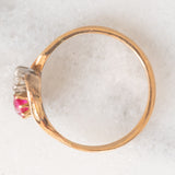 Anello Toi et Moi in oro giallo 14K con rubino sintetico (0.17ct ca.) e diamante di taglio vecchia Europa (0.15ct ca.), anni ‘10/‘20